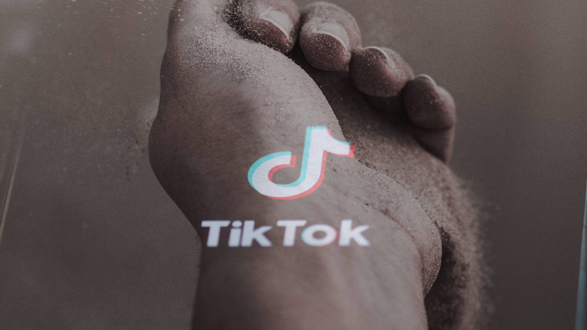 rappresentazione dello scorrere del tempo con immagine di TikTok