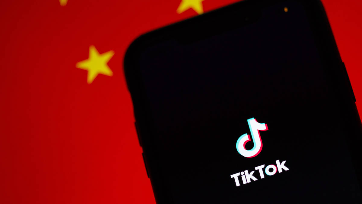 shadowban TikTok bandiera della Repubblica Popolare Cinese in sottofondo