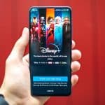 schermata di accesso Disney+ su sfondo rosso