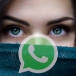 chi guarda WhatsApp di nascosto occhi sguardo donna coperto da una sciarpa