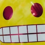 emoticon inclusive immagine con palloncino emoji giallo denti serrati