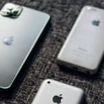 svariati modelli di iPhone capovolti su un tavolo memoria Altro