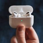 caricare le AirPods custodia con luce verde