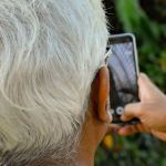 PePersona fotografa una pianta